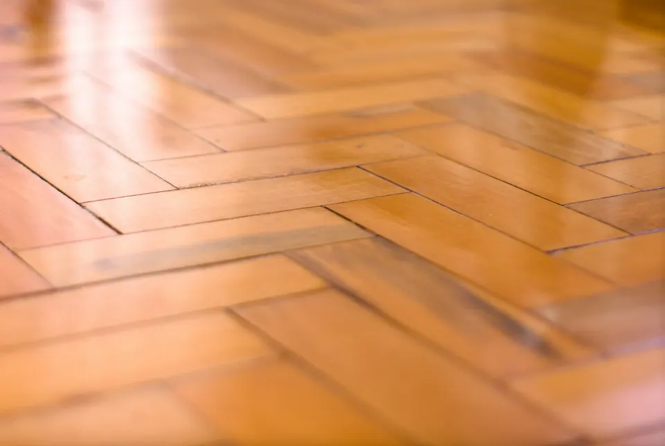 Parquet en espiga restaurado con barniz nuevo y brillo uniforme